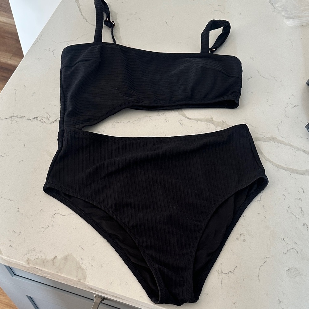Black One-Shoulder Swimsuit